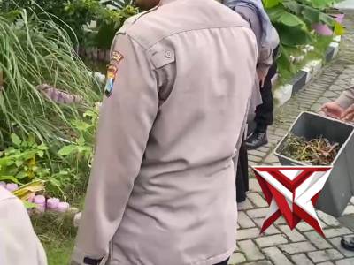 Gerakan Indonesia Asri Polsek Benowo - PoliceTube