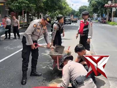 Peduli Keselamatan, Polresta Banyuwangi Laksanakan Tambal Jalan Berlubang - PoliceTube