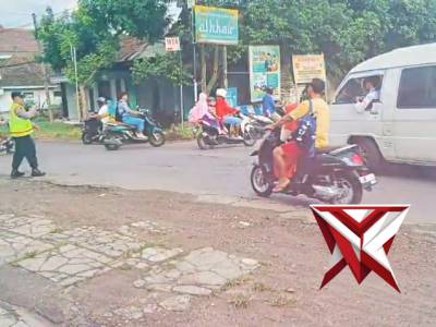ANGGOTA POLSEK JENANGAN MELAKSANAKAN PENGATURAN PAGI HARI DI WILAYAH KEC JENANGAN - PoliceTube