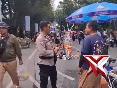 Pak Bhabin Polsek IB.I Patroli Pastikan Aktivitas Masyarakat Kambang Iwak Aman dan Nyaman - PoliceTube