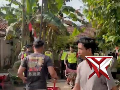Sat Samapta Polresta Banyumas kerja bakti membuat jembatan - PoliceTube