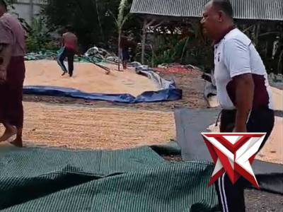 Kanit samapta sambang ke petani jagung memberikan motivasi