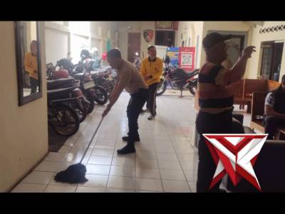 Membersihkan lantai - PoliceTube