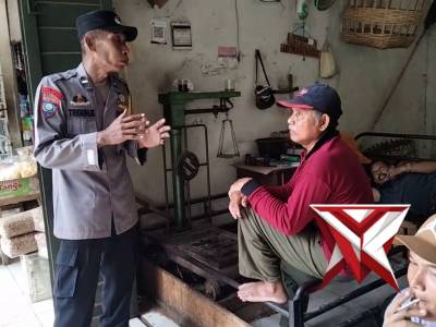 Bhabinkamtibmas Polres Batang Sambangi Pasar, Perkuat Kamtibmas - PoliceTube