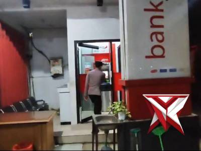 Patroli Polsek Pronojiwo - PoliceTube