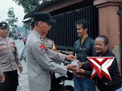 Polsek Pasirjambu melaksanakan kegiatan pemberian takjil kepada para pengguna jalan dan masyarakat - PoliceTube