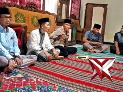 Kapolsek Ngrayun bersama Anggota Takziah ke rumah Kanit Binmas - PoliceTube
