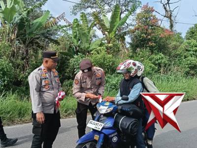 Pembagian bendera - PoliceTube