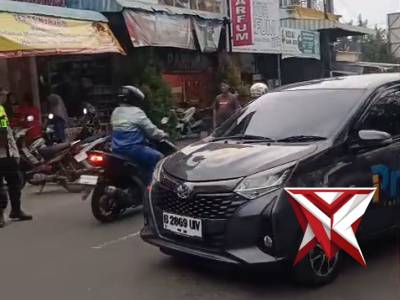 Personil Polsek Lembeyan laksanakan patroli dan gaktur lantas di depan Pasar Lembeyan cegah lakalant - PoliceTube