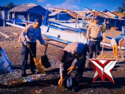 Aksi bersih-bersih dilaksanakan oleh personel Polsek Kubutambahan - PoliceTube