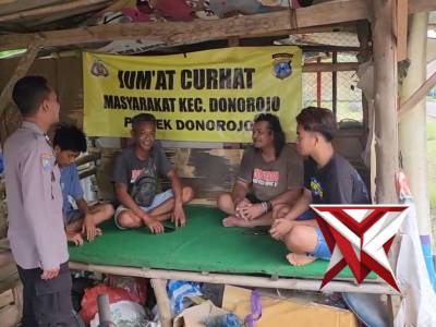 Anggota Polsek Donorojo melaksanakan giat jum'at curhat bersama pemuda dusun Jatisari Desa Belah - PoliceTube