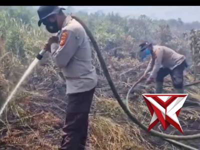 Pemadaman Lahan di Desa Sungai Upih Kecamatan Kuala Kampar - PoliceTube