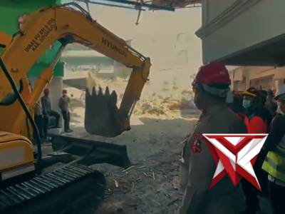 Dirpolsatwa Pimpin Tim K-9 Evakuasi Korban Ponpes Al Khoziny yang Runtuh