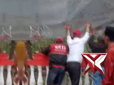 Bhabinkamtibmas Kampung Bali Bantu Warga Evakuasi Baliho Roboh - PoliceTube