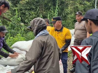 GIAT KERJA BAKTI BERSAMA MUSPIKA PONCOKUSUMO - PoliceTube