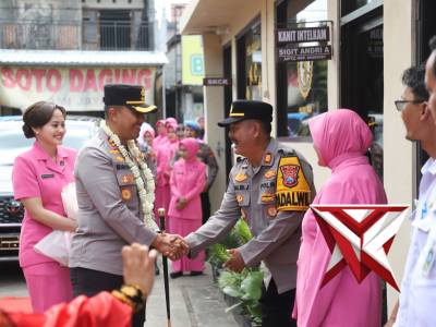 Kunker Kapolres Kediri Bersama Ketua Bhayangkari Cabang Kediri ke Polsek Pagu - PoliceTube