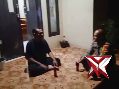 Bhabinkamtibmas Desa Tropodo sambang tokoh masyarakat - PoliceTube