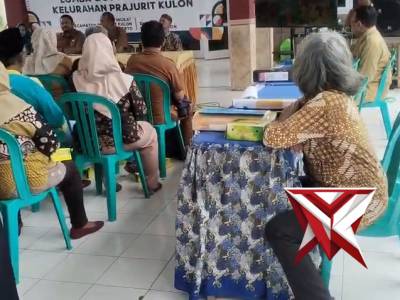 Bhabinkamtibmas Polsek Prajuritkulon menghadiri Giat lomba gotong royong kelurahan Prajuritkulon - PoliceTube