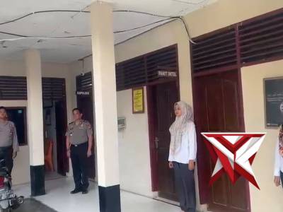 PERSONIL POLSEK KEMUNING POLRES INHIL MENYANYIKAN LAGU INDONESIA RAYA DAN PEMBACAAN TRIBRATA - PoliceTube