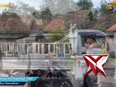 polsek rambang bagi - bagi takjil kepada masyarakat - PoliceTube