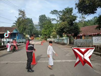 Polsek Sempol Laksanakan Pengaturan Lalu Lintas Pagi Hari - PoliceTube