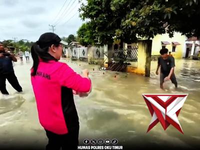 Kapolres OKU Timur Bantu Evakuasi Korban dan Harta Benda Warga Terdampak Banjir - PoliceTube
