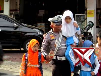 Polantas Polres Jember peduli pelajar - PoliceTube