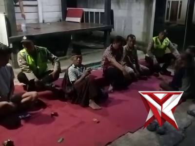 Patroli poskamling polsek ngariboyo di desa sumberdukun