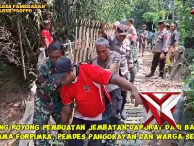 Polsek Proppo bangun jembatan darurat dari bambu bersama warga - PoliceTube