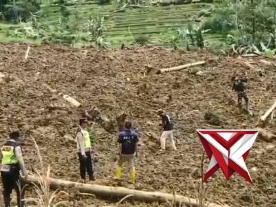Polda Jateng Terjunkan Personel Penanganan Bencana Longsor Kecamatan Pandanarum - PoliceTube