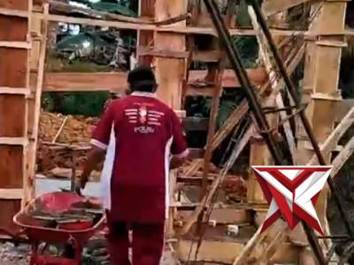 Polisi Penolong, Seorang Bhabinkamtibmas Membantu Membangun Masjid - PoliceTube