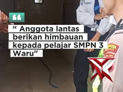 Anggota unit lantas berikan edukasi kepada siswa SMPN 3 Waru saat sholat dhuha - PoliceTube