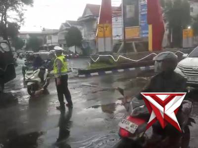 Anggota Unit Lantas Polsek Mojosari lakukan Cw rutin, antisipasi macet - PoliceTube