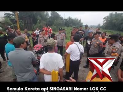 Kecelakaan lalu lintas antara kereta api dan sepeda motor terjadi di perlintasan sebidang - PoliceTube