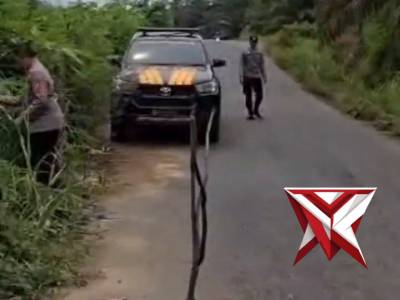 Polsek BTS Ulu Polres Musi Rawas Pasang Rambu Peringatan, Cegah Laka Lantas di Jalan Amblas - PoliceTube