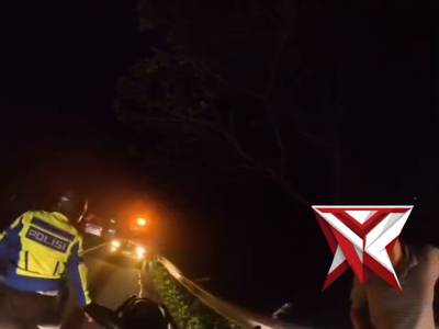 Sat Lantas Polres Subang laksanakan pengawalan kendaraan Derek yang akan Mengevakuasi kendaraan