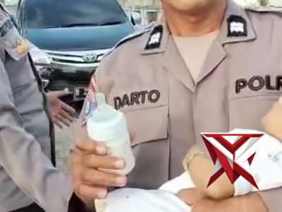 Polres Ngawi melalui Polsek Kedunggalar memberikan pertolongan dengan memberikan bantuan menggendong