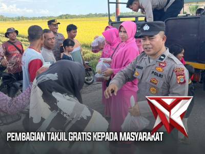 PEMBAGIAN TAKJIL GRATIS KEPADA MASYARAKAT
