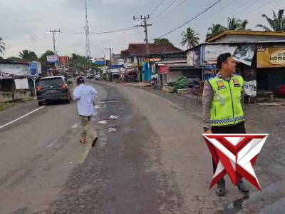 Anggota Polsek muara Kelingi membantu pemudik yg bertanya jalan