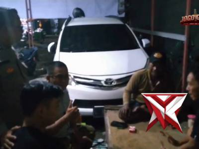 Personel Polsek Kedamean melaksanakan patroli kamtibmas - PoliceTube