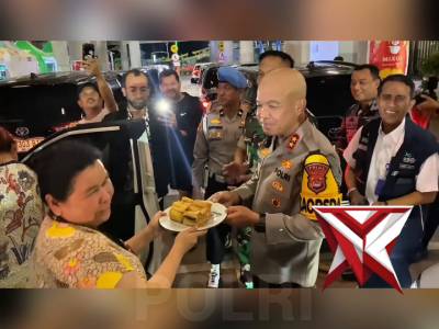 Kadang, kebahagiaan datangdi tempat yang tak terduga seperti di tengah antrian pelabuhan merak