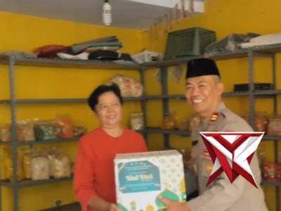 KAPOLSEK TEMPURSARI BESERTA ANGGOTA MEMBERIKAN THR DAN PARCEL KEPADA WOROKAURI - PoliceTube