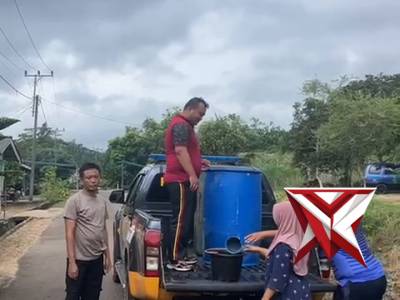 Personil Polsek Riau Silip melaksanakan pembagian air bersih - PoliceTube