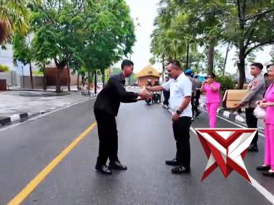 Mendekatkan diri dengan masyarakat, jajaran kepolisian bagikan takjil menjelang waktu berbuka puasa