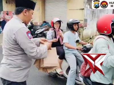 Polsek Montong bersama TK Kemala Bhayangkari 70 membagikan takjil