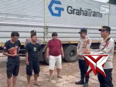 Himbauan Polsek Mesuji kepada  kendaraan sumbu 3  untuk mematuhi jam operasional.