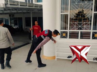 Pengamanan vihara oleh anggota Polres Muara Enim