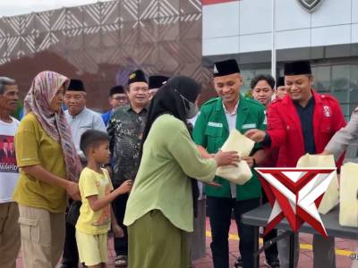 Forum Pimpinan Daerah berbagi takjil kepada warga.