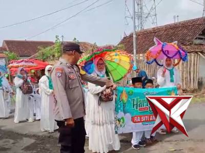 Peringat9an Hari Santri Polsek Gumukmas Laksanakan Pengamanan jalan santai