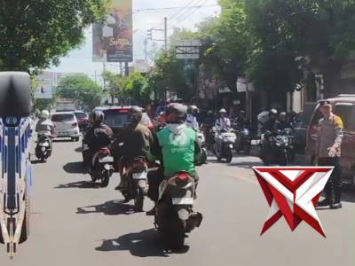 Anggota Lakukan Pengaturan lalu lintas agar tetap lancar saat proses pemotongan pohon Besar